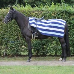 Rambo Fleece Ausreitdecke Gold -TRUS Pferd Geschaft agradi hw uitrijdeken links.8296dd 1