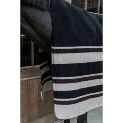 Kentucky Horsewear Kentucky Fleecedecke Heavy Square Stripes Schwarz/Grau -TRUS Pferd Geschaft kentucky 63bcf29f1aef9 65a8c278de3702b99797f1f595fcddc562aa950e 485a0620.1944cf 2