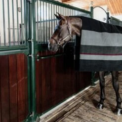 Kentucky Horsewear Kentucky Fleecedecke Heavy Square Stripes Braun/Beige 210x200cm -TRUS Pferd Geschaft kentucky kentuckygrijs2.1f9cc9 1